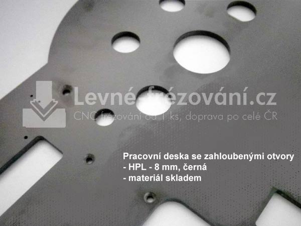 Frézovaná kompaktní deska síly 8 mm. Na desce jsou různé drážky a zahloubené otvory. Délka dílu 1000 mm.
